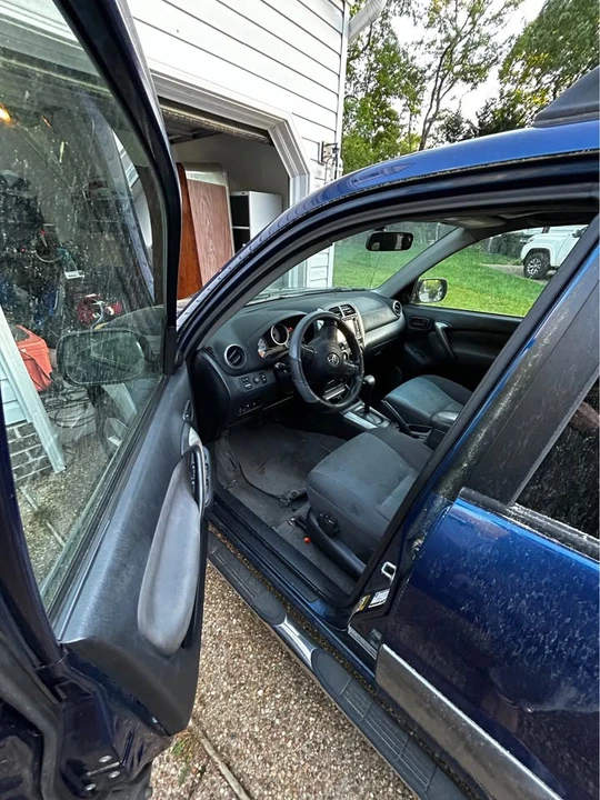 2004 Toyota RAV4 2nd Gen - Image 3 of 5