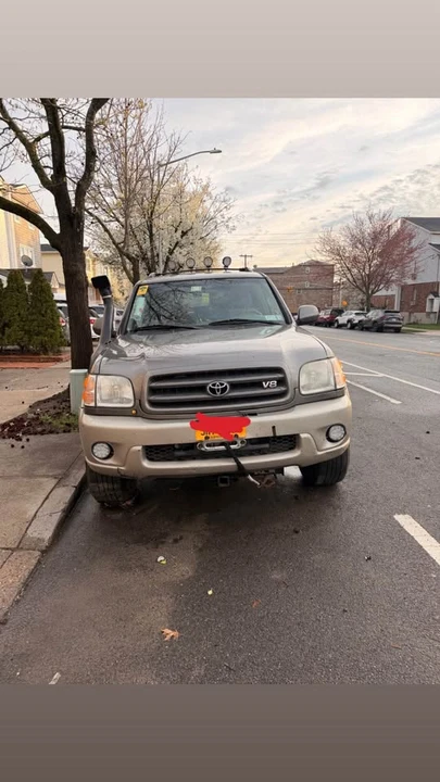 2004 Toyota Sequoia 1st Gen - Image 2 of 4