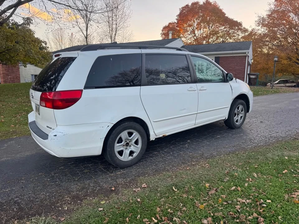 2004 Toyota Sienna 2nd Gen - Image 4 of 9