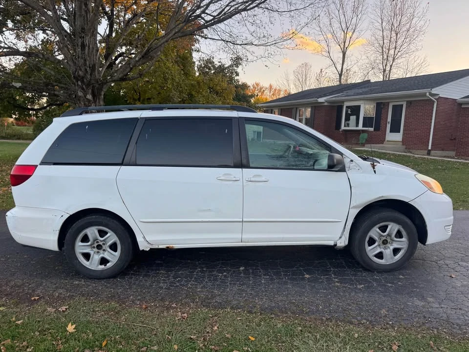 2004 Toyota Sienna 2nd Gen - Image 2 of 9