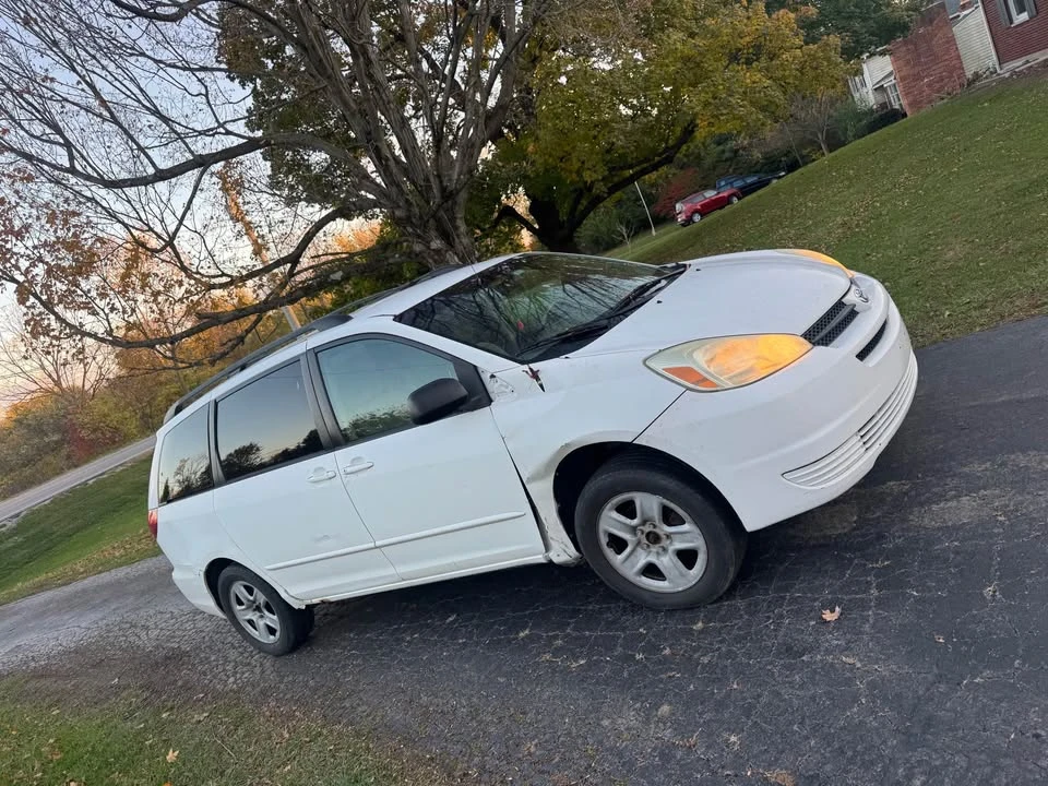 2004 Toyota Sienna 2nd Gen - Image 3 of 9