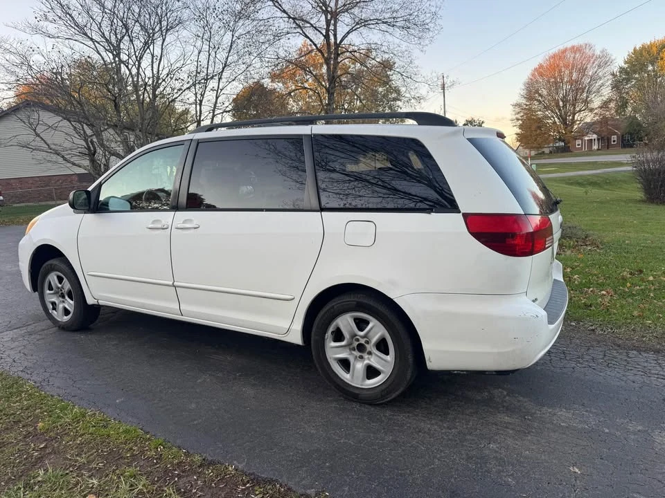 2004 Toyota Sienna 2nd Gen - Image 5 of 9