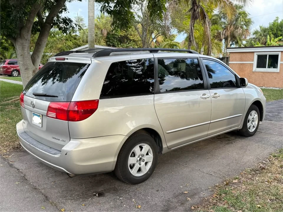 2004 Toyota Sienna 2nd Gen - Image 3 of 9