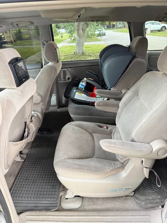 2004 Toyota Sienna 2nd Gen - Image 6 of 9