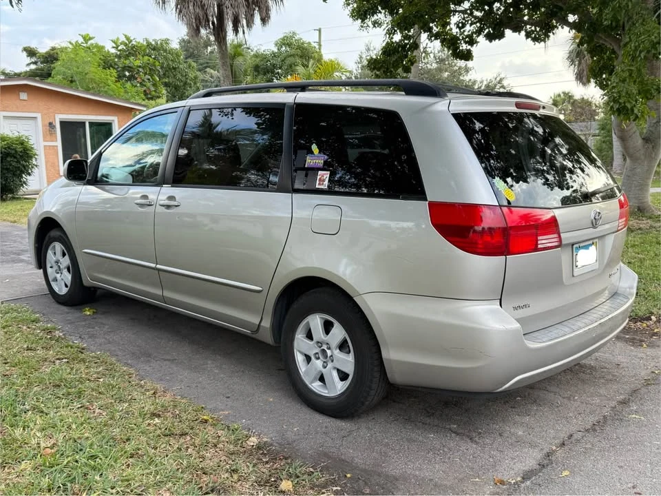 2004 Toyota Sienna 2nd Gen - Image 4 of 9