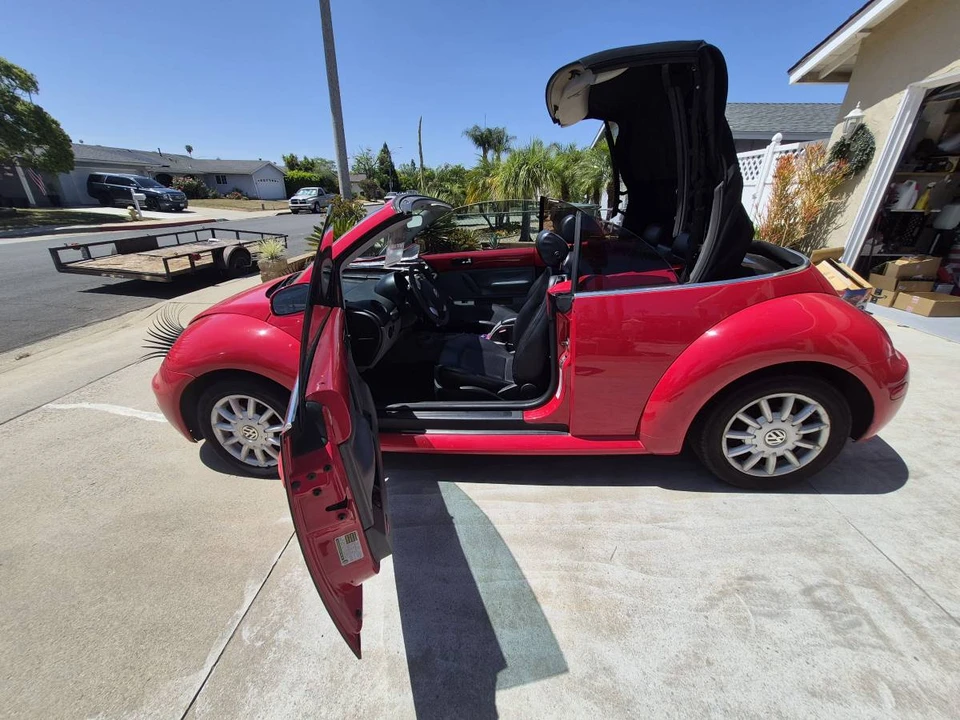 2004 Volkswagen New Beetle - Image 8 of 16