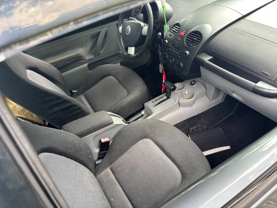 2004 Volkswagen New Beetle - Image 5 of 10