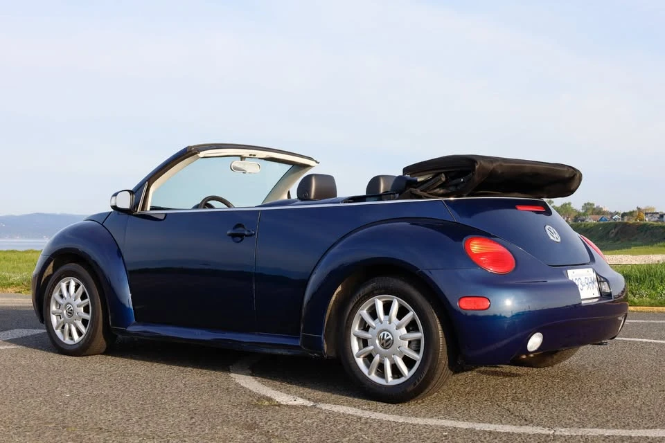 2004 Volkswagen New Beetle - Image 9 of 17