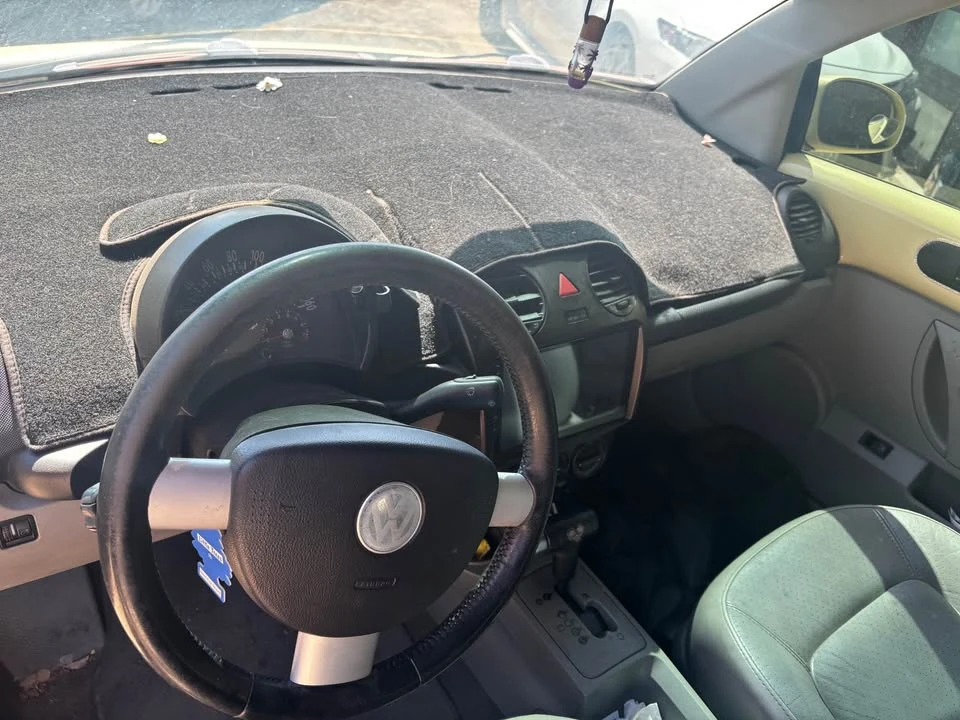 2004 Volkswagen New Beetle - Image 10 of 15