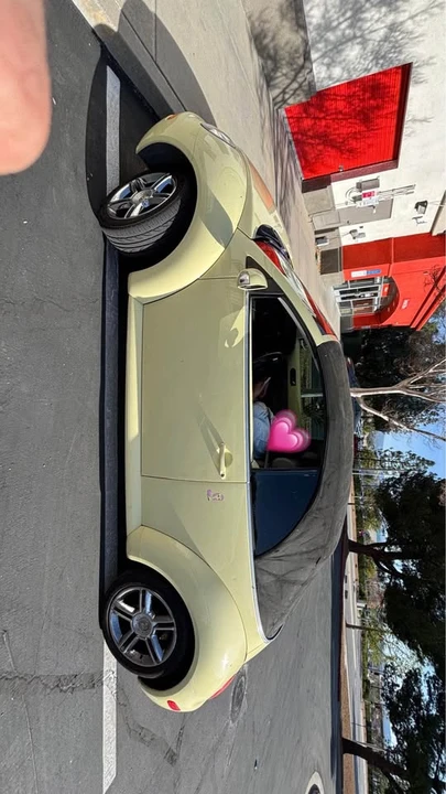 2004 Volkswagen New Beetle - Image 2 of 15
