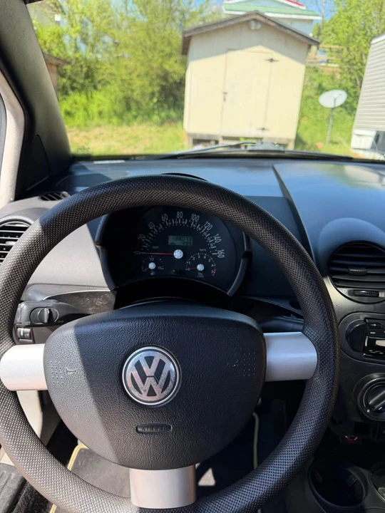 2004 Volkswagen New Beetle - Image 6 of 17