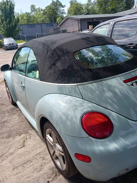 2004 Volkswagen New Beetle - Image 2 of 3