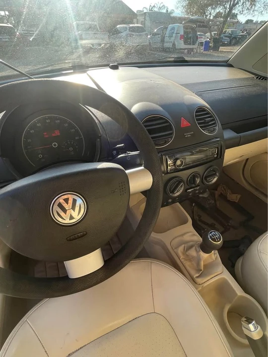 2004 Volkswagen New Beetle - Image 5 of 6