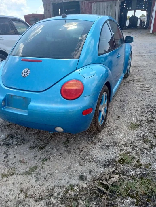 2004 Volkswagen New Beetle - Image 2 of 10