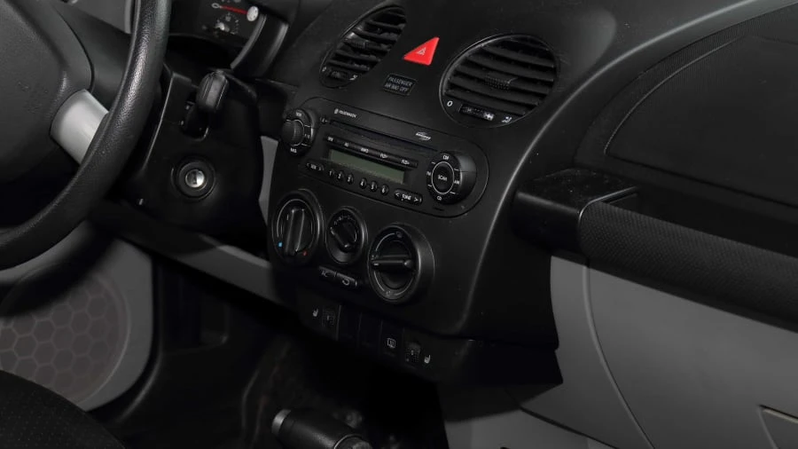 2004 Volkswagen New Beetle - Image 19 of 21