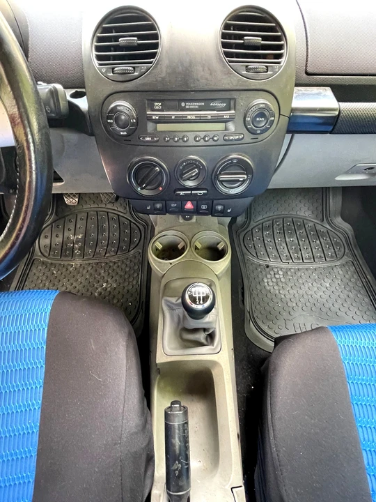 2004 Volkswagen New Beetle - Image 8 of 11