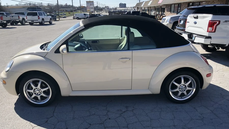 2004 Volkswagen New Beetle - Image 10 of 11