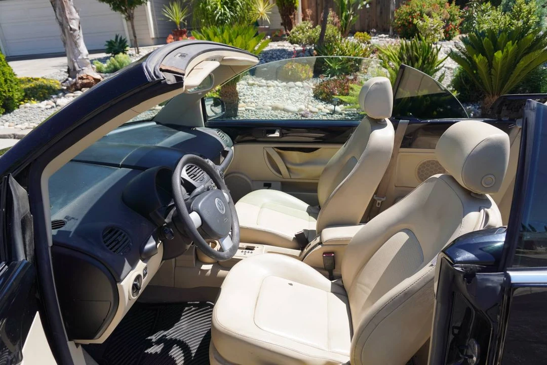 2004 Volkswagen New Beetle - Image 9 of 18