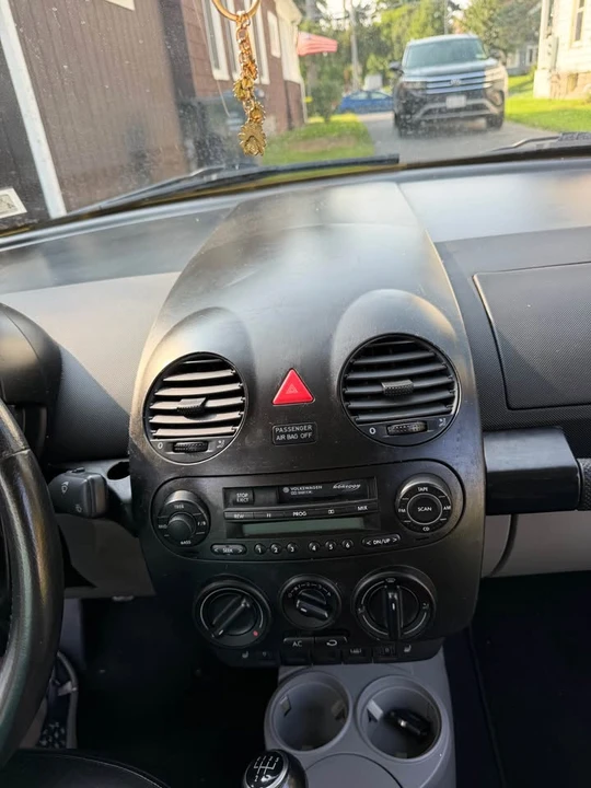 2004 Volkswagen New Beetle - Image 11 of 12