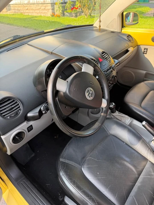 2004 Volkswagen New Beetle - Image 10 of 12