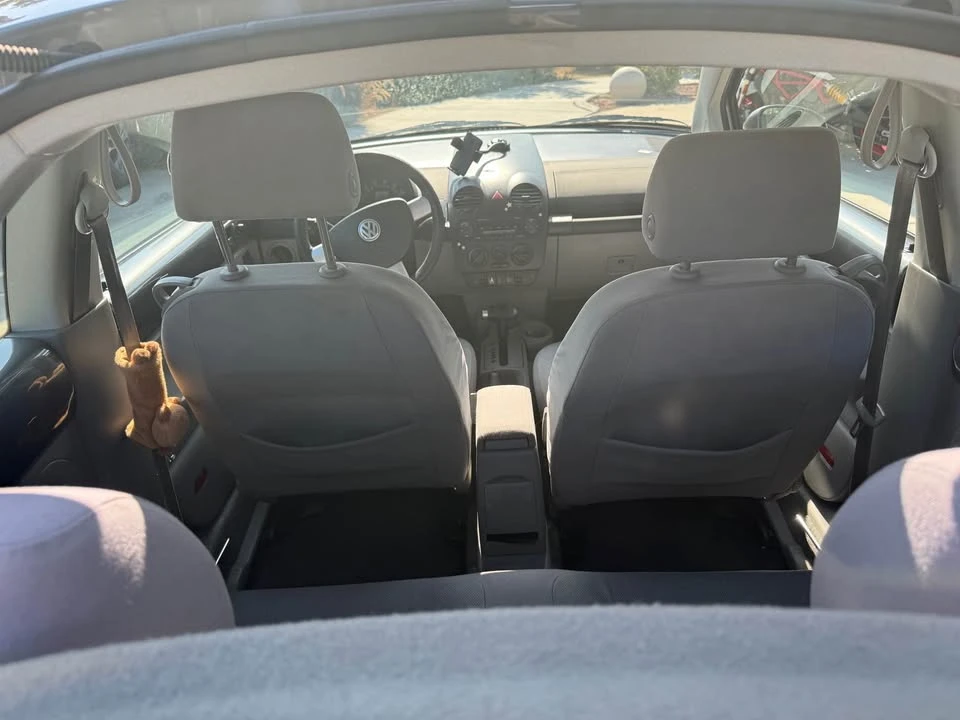 2004 Volkswagen New Beetle - Image 10 of 11