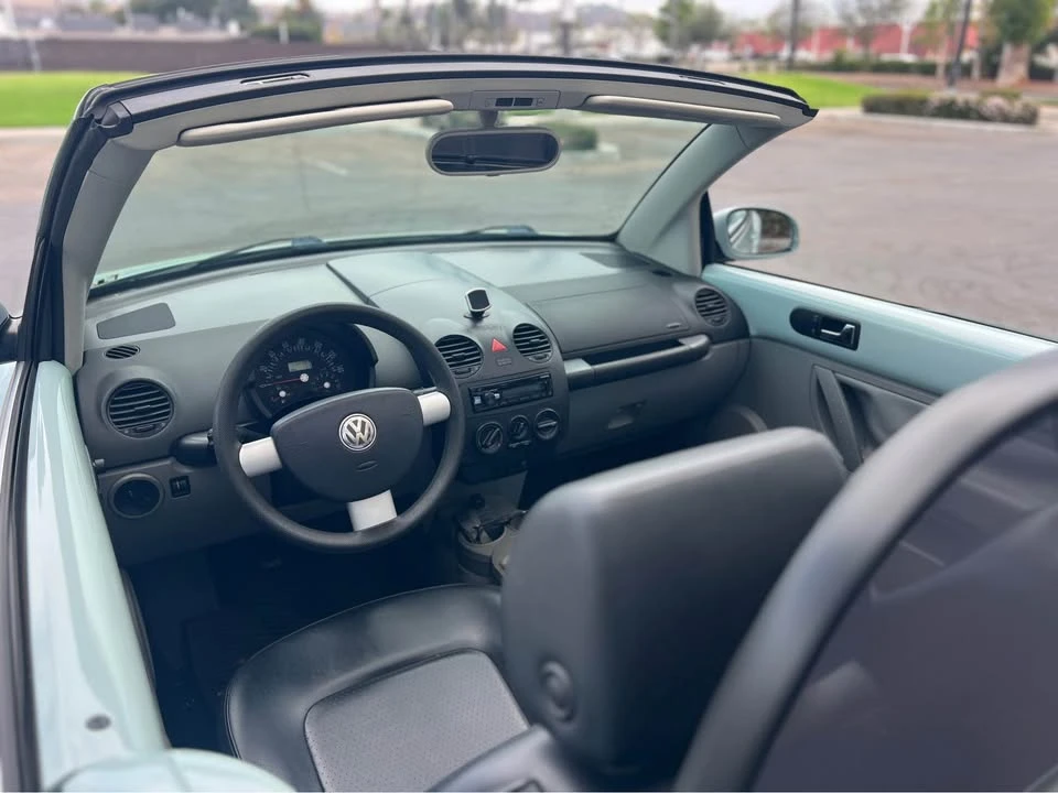 2004 Volkswagen New Beetle - Image 10 of 11