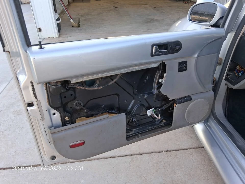 2004 Volkswagen New Beetle - Image 11 of 20