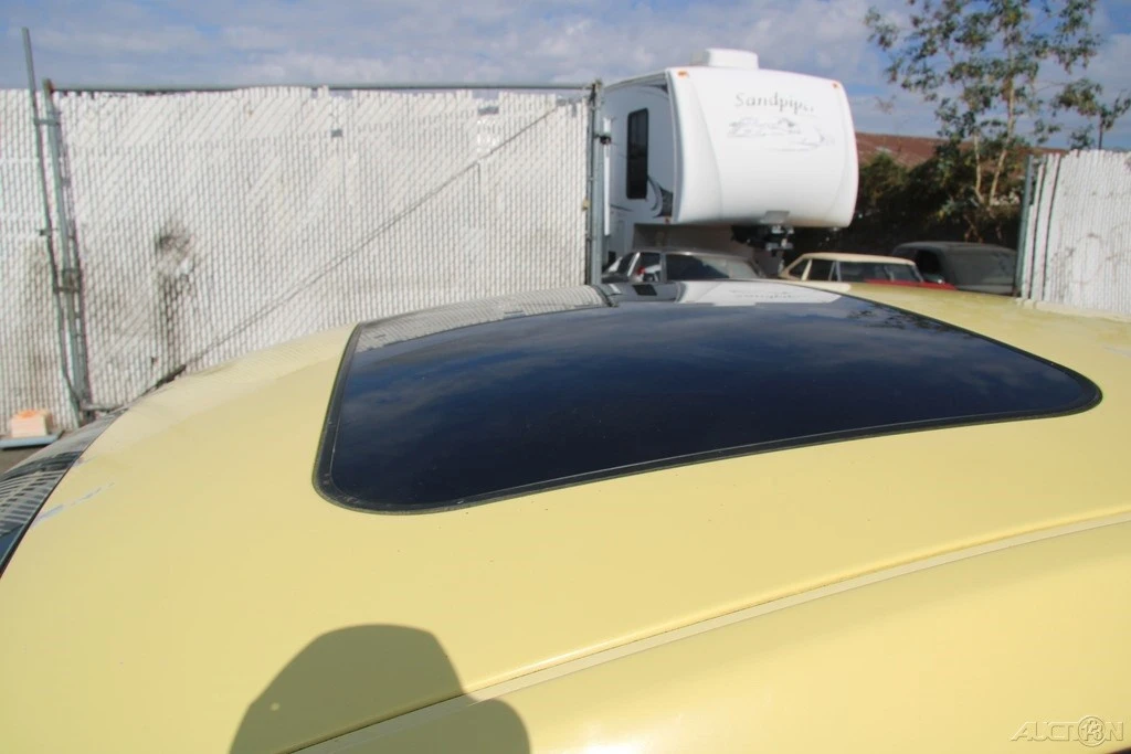 2004 Volkswagen New Beetle - Image 10 of 21