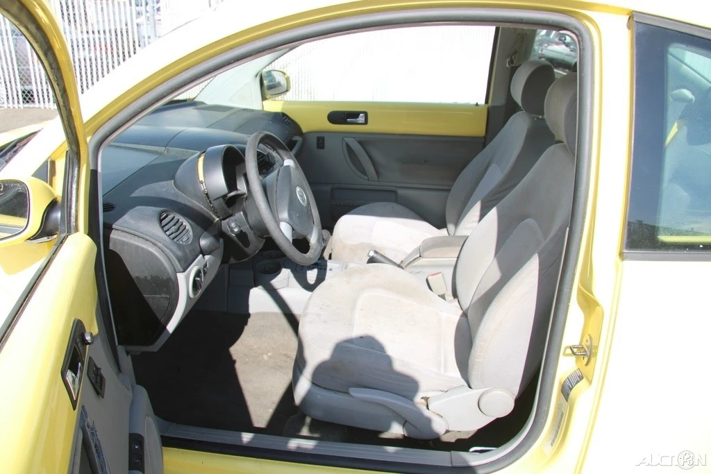 2004 Volkswagen New Beetle - Image 13 of 21