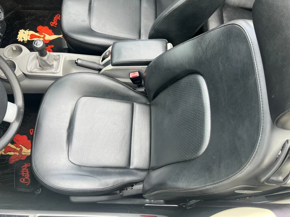 2004 Volkswagen New Beetle - Image 14 of 21