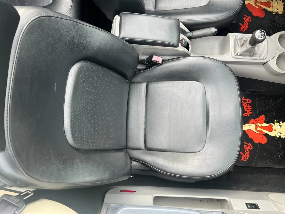 2004 Volkswagen New Beetle - Image 16 of 21