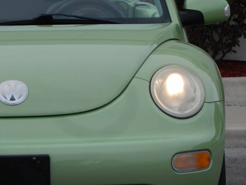 2004 Volkswagen New Beetle - Image 8 of 12