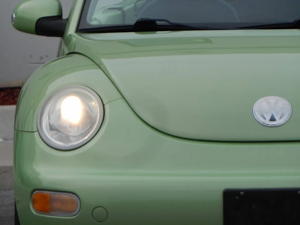 2004 Volkswagen New Beetle - Image 9 of 12