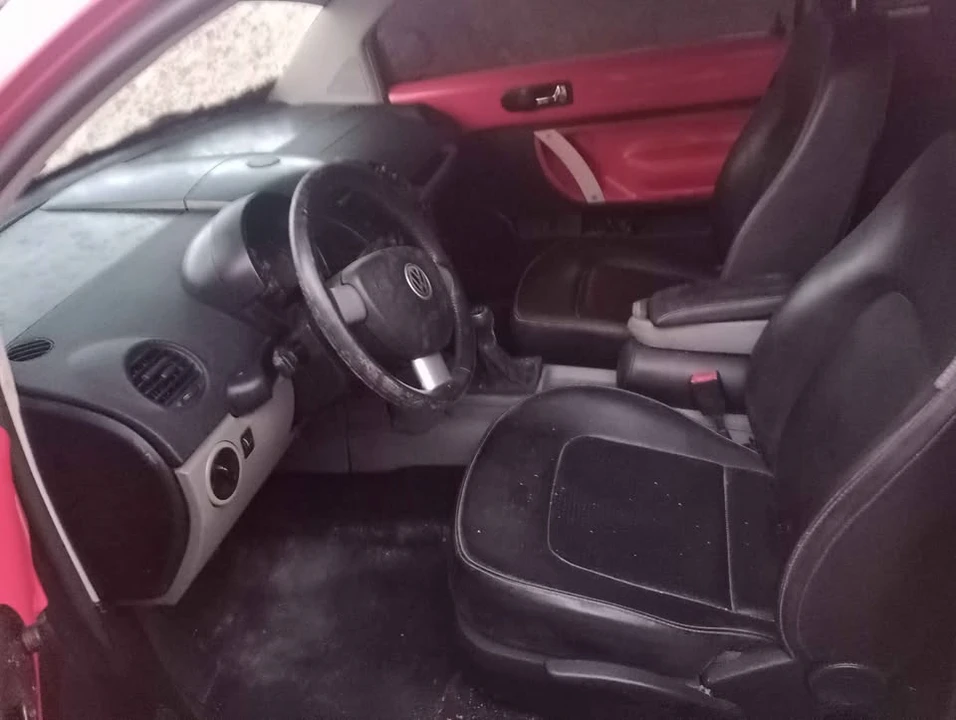 2004 Volkswagen New Beetle - Image 2 of 3