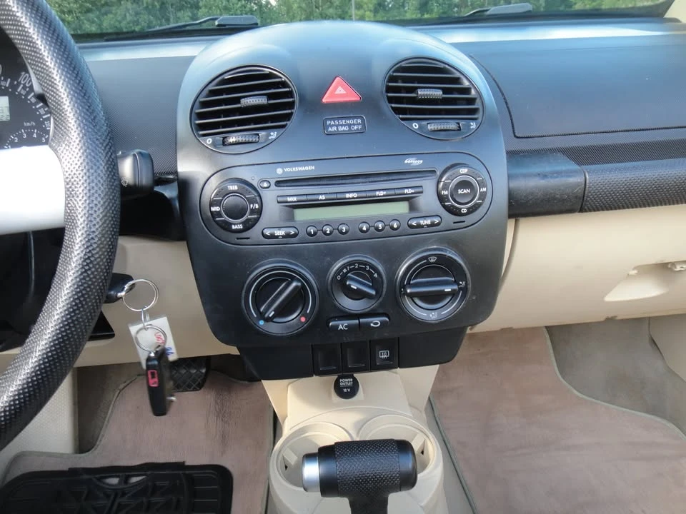 2004 Volkswagen New Beetle - Image 10 of 20