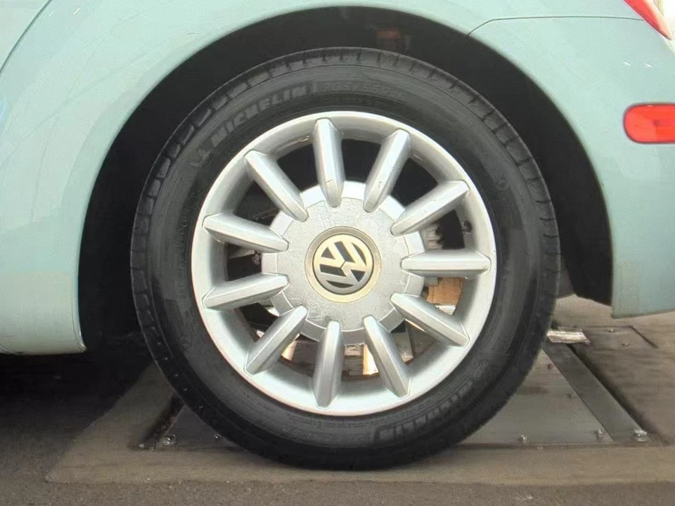 2004 Volkswagen New Beetle - Image 9 of 12