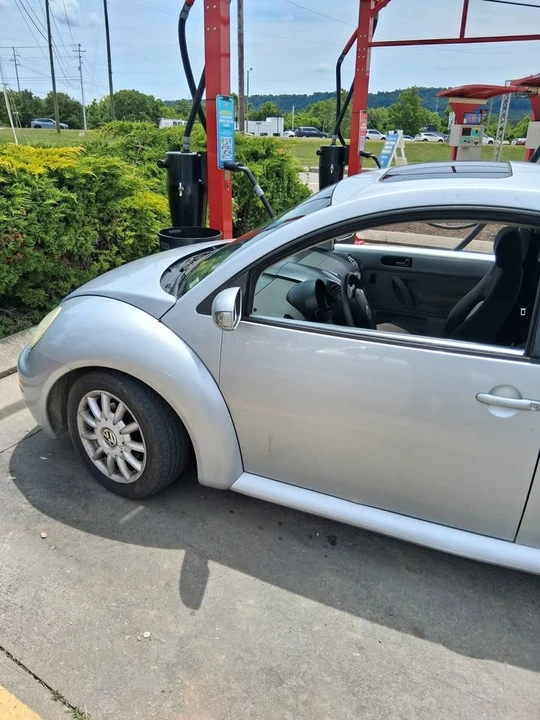 2004 Volkswagen New Beetle - Image 5 of 16