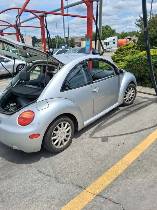 2004 Volkswagen New Beetle - Image 9 of 16