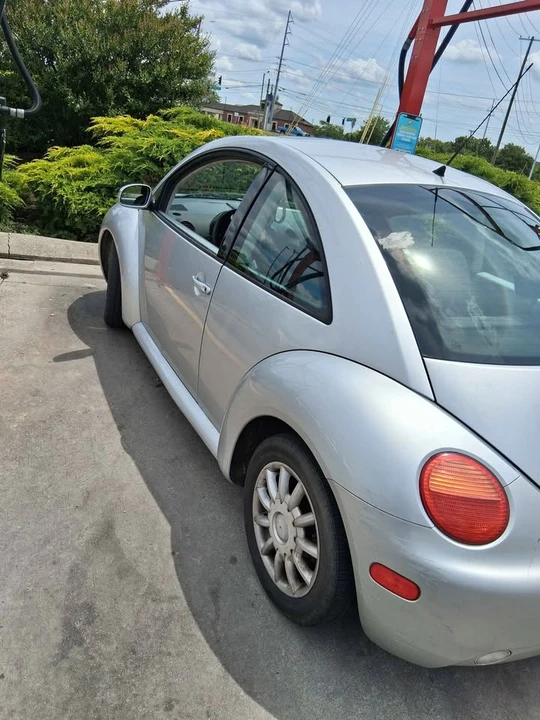 2004 Volkswagen New Beetle - Image 10 of 16