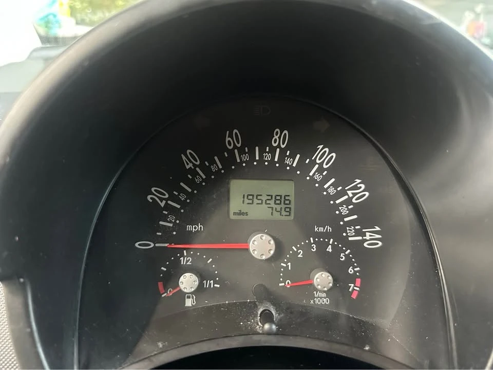 2004 Volkswagen New Beetle - Image 9 of 12