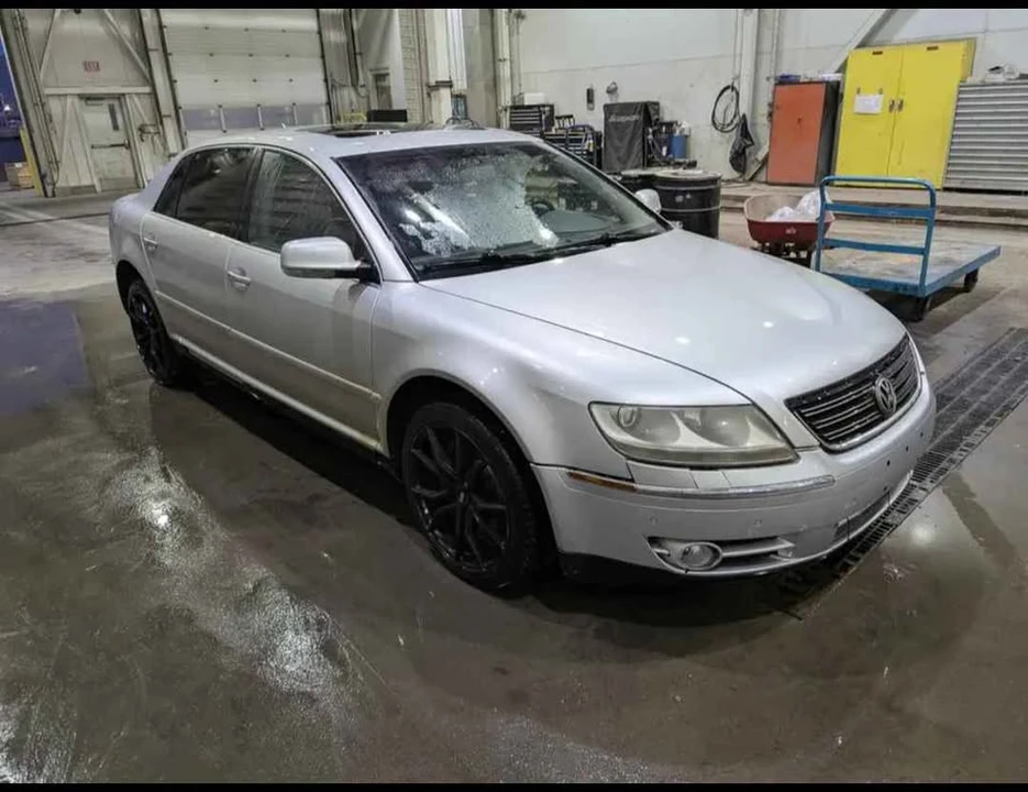 2004 Volkswagen Phaeton - Image 2 of 10