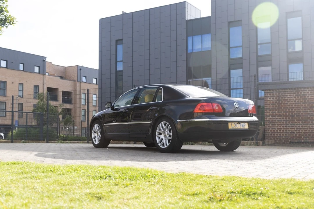 2004 Volkswagen Phaeton - Image 11 of 30