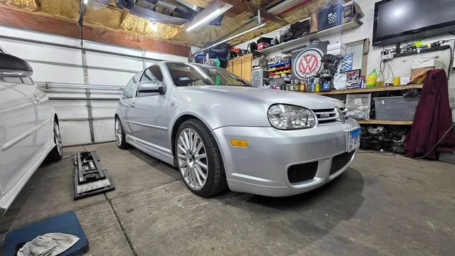 2004 Volkswagen R32 Hatchback 2D