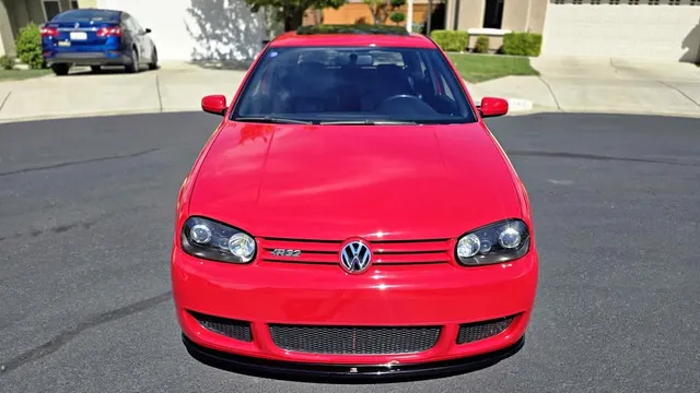 2004 Volkswagen R32 Hatchback 2D