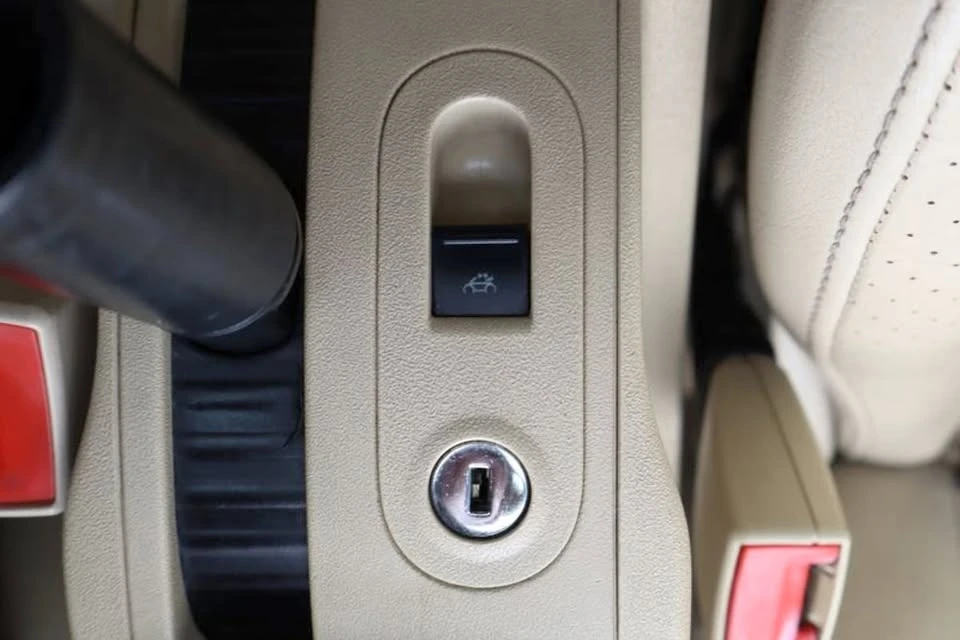 2004 Volkswagen New Beetle - Image 12 of 17