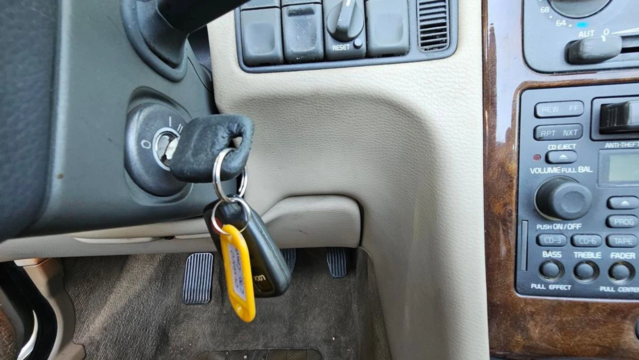 2004 Volvo C70 1st Gen - Image 25 of 31