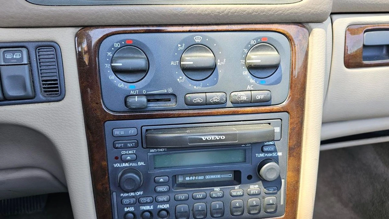 2004 Volvo C70 1st Gen - Image 21 of 31