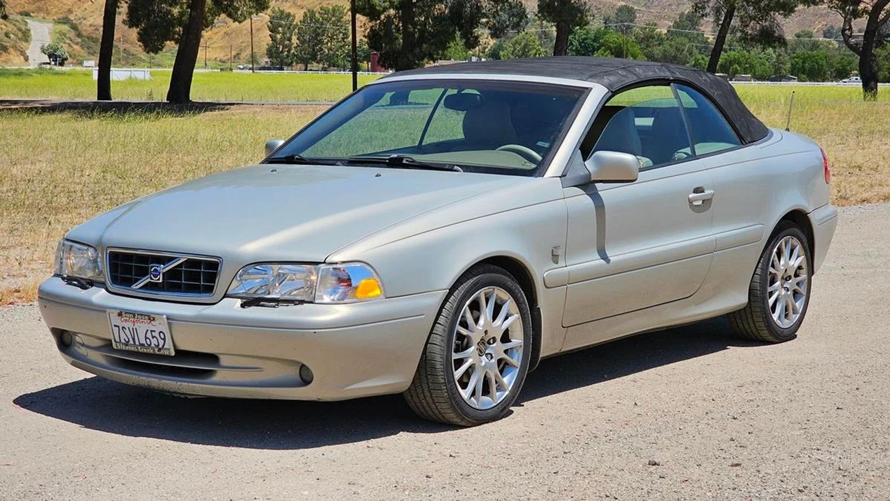 2004 Volvo C70 1st Gen - Image 2 of 31