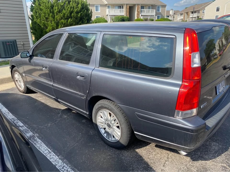 2004 Volvo V70 2nd Gen - Image 2 of 6