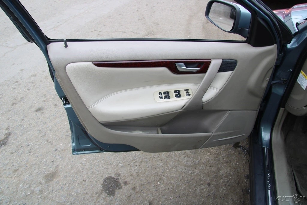 2004 Volvo V70 2nd Gen - Image 12 of 21